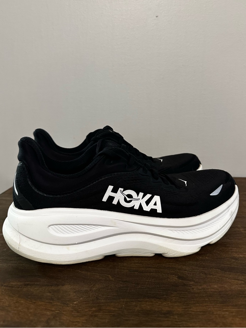 Hoka One One Bondi 9 Black and White Women’s 10.5 B